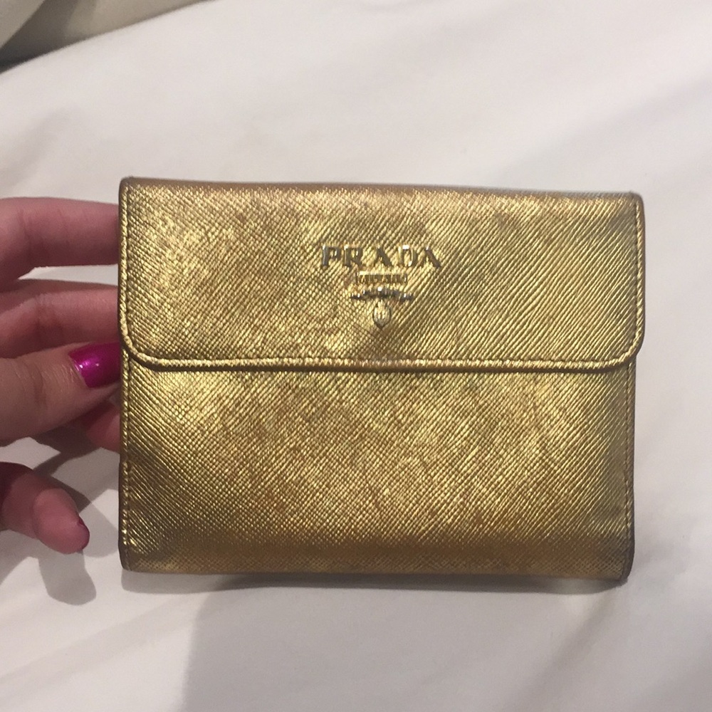 💯 Authentic PRADA Wallet